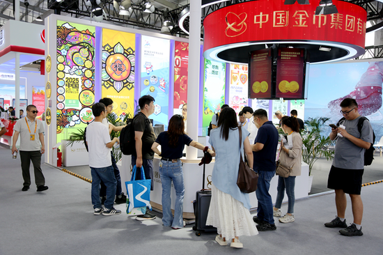 工作人员为观众朋友提供接待服务